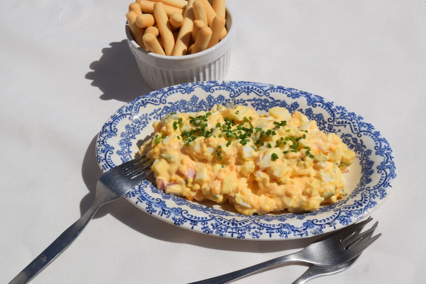 Ensalada de huevo sin papa: la receta cremosa que se luce entre dos panes