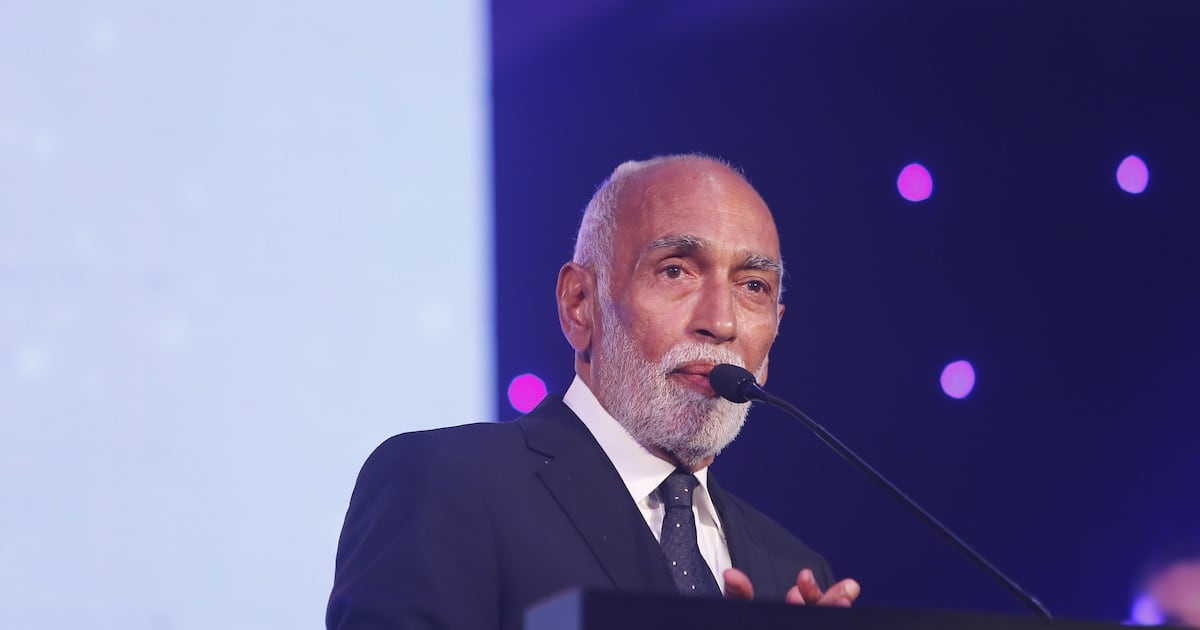 Se fue El Negro de la radio: el adiós de Oscar González Oro y la noche en que APTRA lo ovacionó