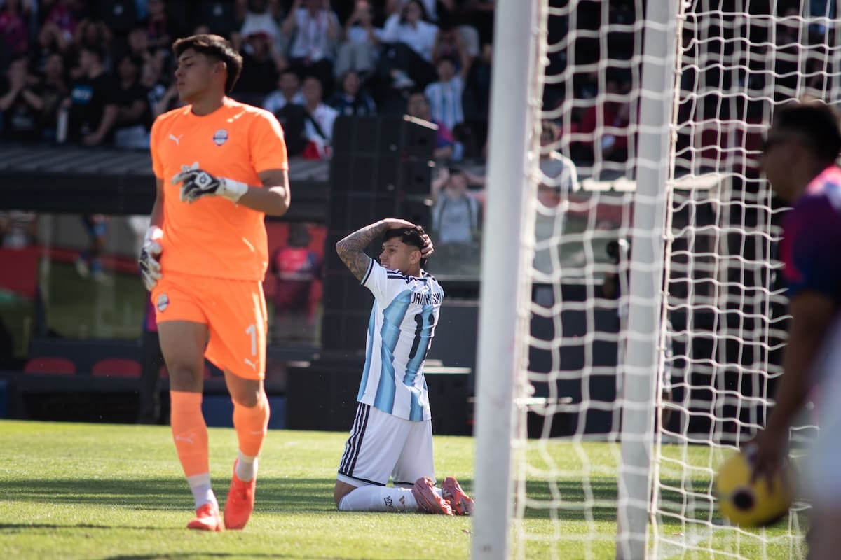 La Sub 19 se quedó con las manos vacías en los penales y se trajo la plata que nadie quiere en el placard