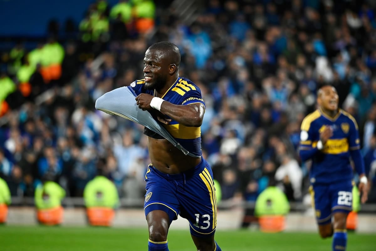 Tres cabezazos, una hazaña y el derecho a soñar: Boca se sacó de encima a Racing con un Valencia que parece otro