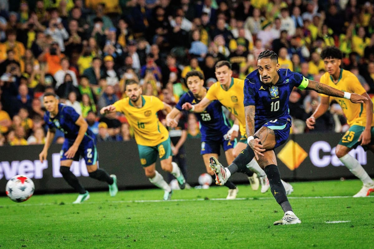 Brasil se sacó la modorra en Brisbane y le ganó 4-2 a Australia con dos cambios de aire