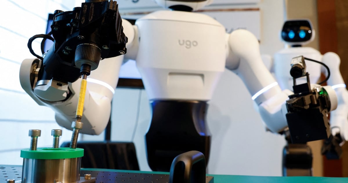 Un hospital japonés puso a prueba un robot con IA para guiar pacientes y hasta levantar bandejas del comedor