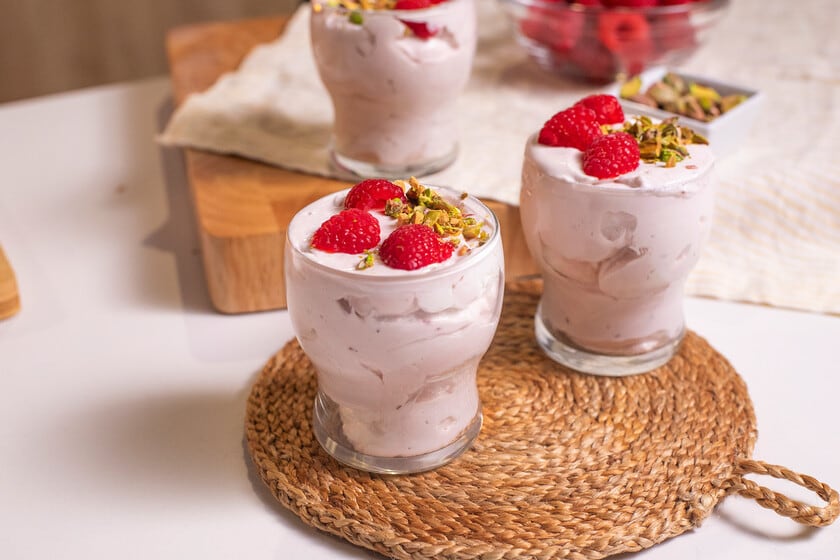 Mousse de frambuesas sin huevo: la receta que se arma en quince minutos y deja la heladera trabajando