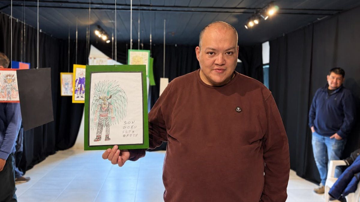 Daniel dibuja desde chico y esta semana sus personajes se colgaron en la Casa de la Cultura de Aluminé