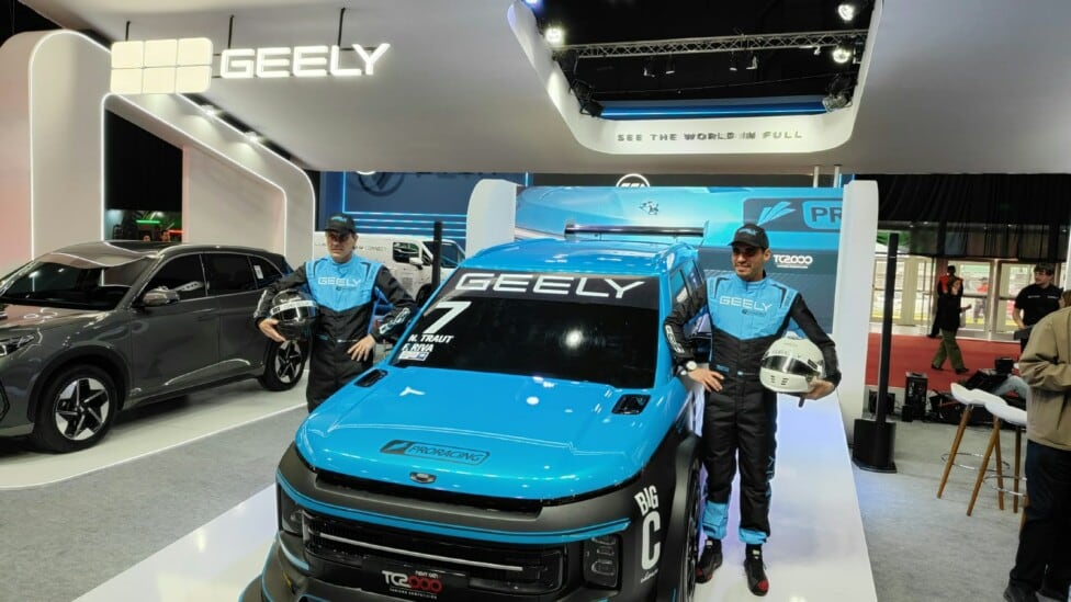 Geely mete turbo en el TC2000: dos pilotos, una SUV turquesa y la primera marca china que se anima