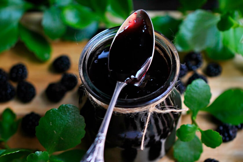 Mermelada de moras del monte: el ritual de colar, rallar y esperar media hora