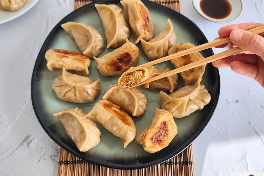 Treinta gyozas de verduras sobre la mesa: tofu, shiitake y una masa que se hidrata con el agua de los hongos