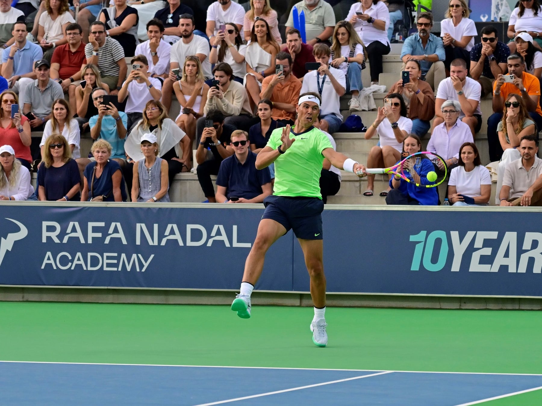 Nadal volvió a empuñar la raqueta, ganó con Moyá y se rió de su propio estado físico
