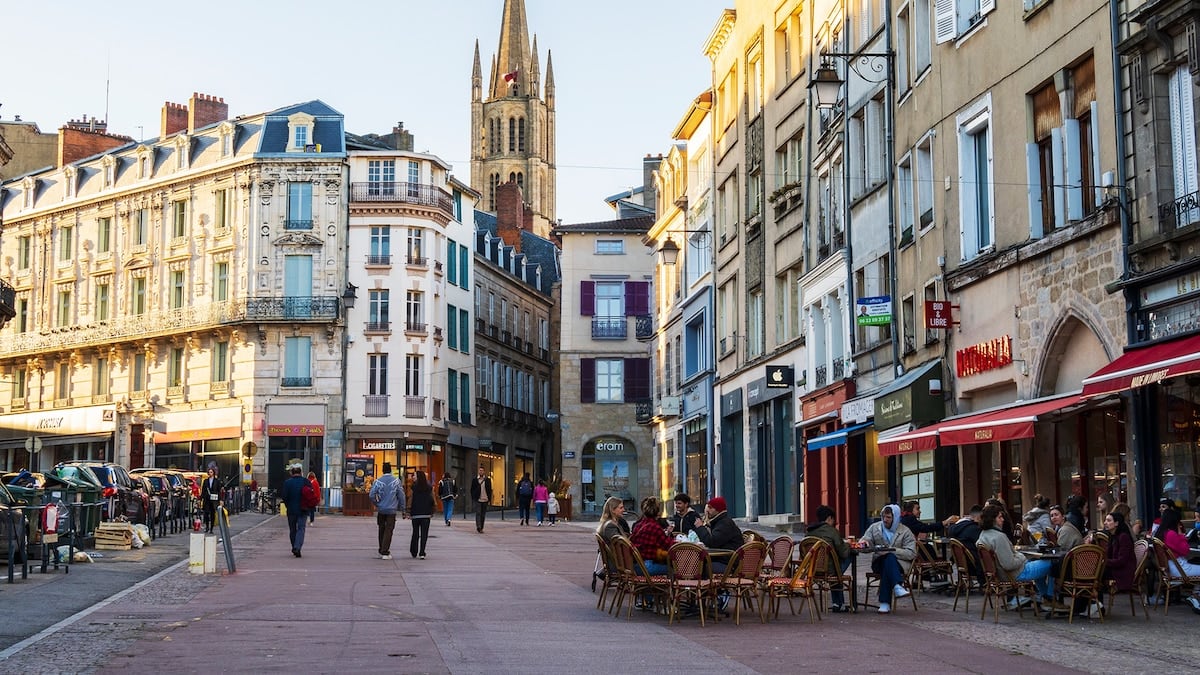 El oro blanco y el fuego lento de Limoges, la ciudad francesa que moldea porcelana desde hace siglos