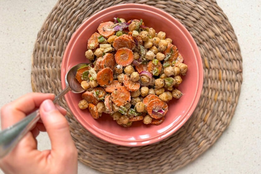 Garbanzos al horno con tahini: la ensalada templada que reescribe la legumbre de la alacena