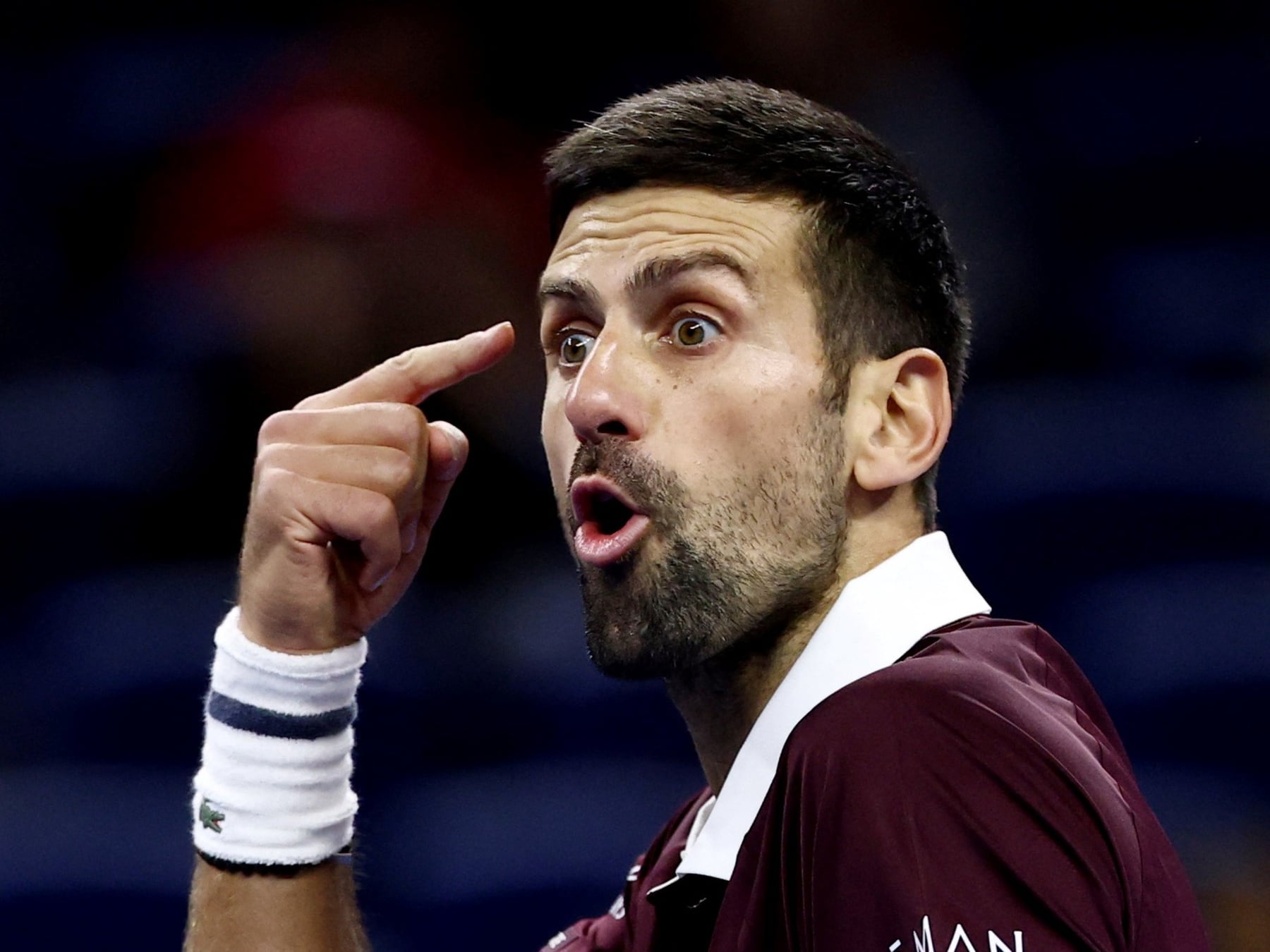 Djokovic salvó la ropa en Pekín y ahora va por Medvedev: el show de las luces led y la queja eterna