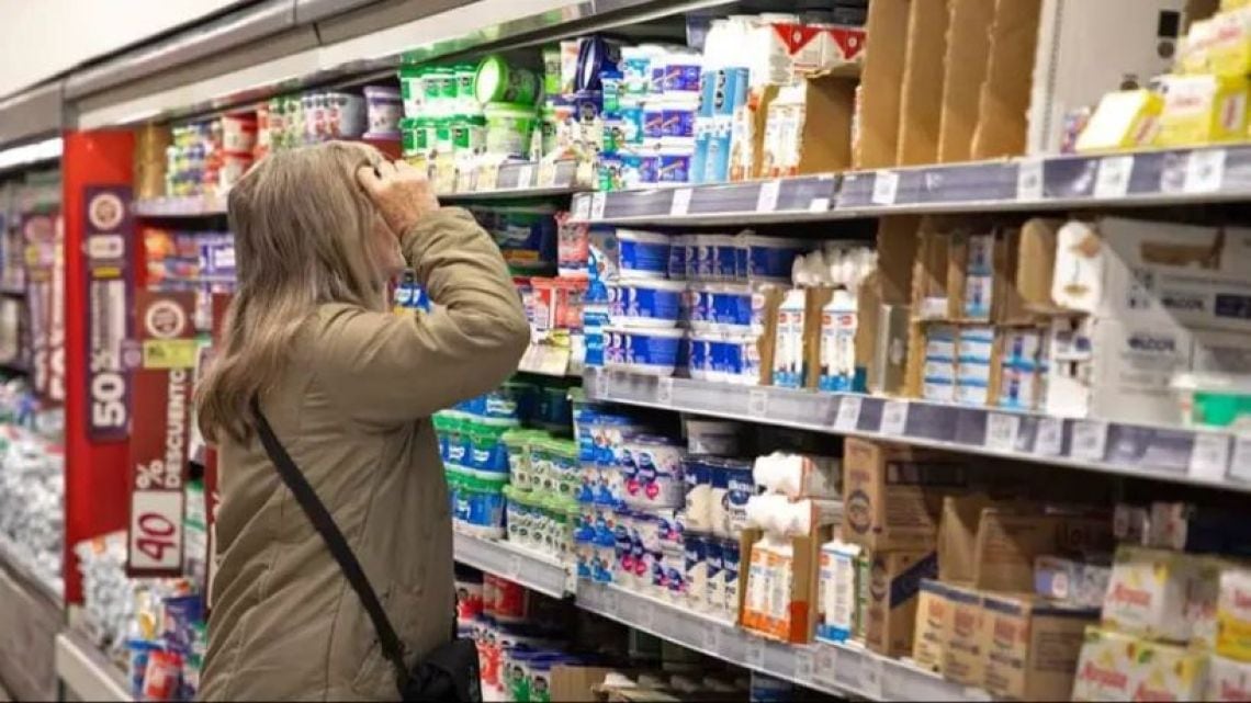 La mesa del lunes se arma con fiado, tarjeta y la incertidumbre de no saber si el mes alcanza