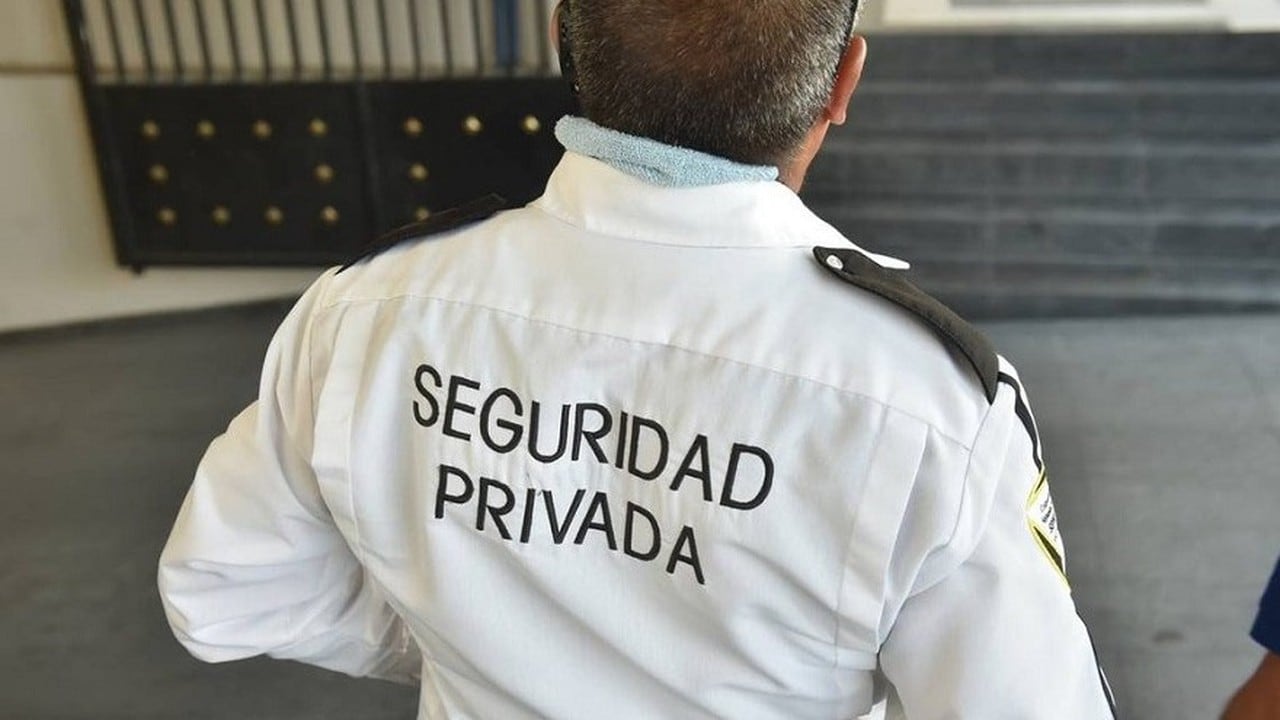 Sueldo de vigilador privado: la escala de octubre completa un total de $1.838.200 y empuja la pelea por el salario de bolsillo