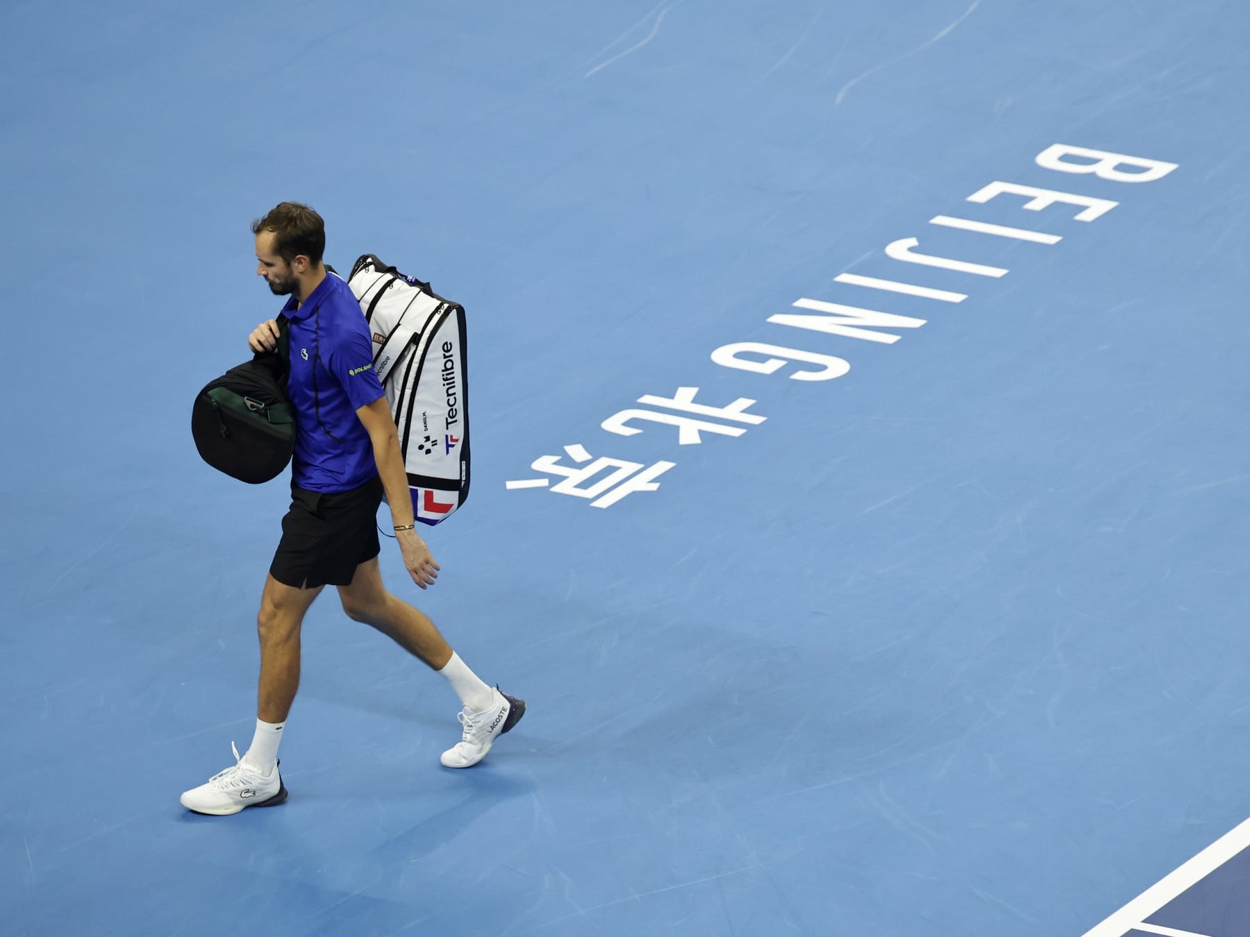 El tenis se escribió a la sombra de una tribuna: Djokovic a la final de Pekín y Medvedev afuera por un golpe que nadie vio venir