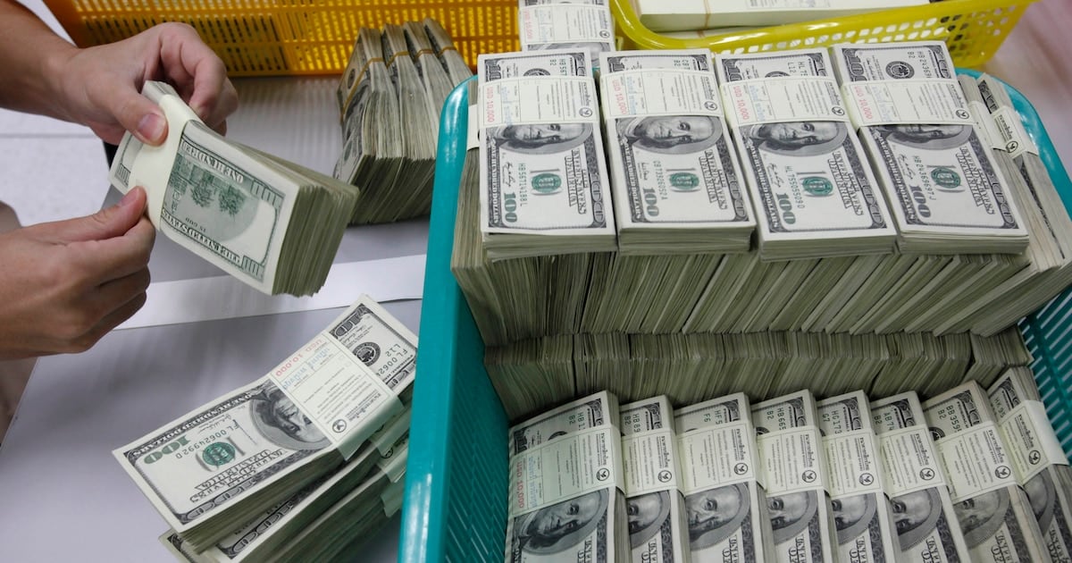 El blue cedió un 1% y se acercó al precio de venta que mantiene el Nación en $1.540