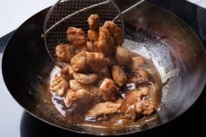 Pollo al limón en casa: la fórmula del rebozado que sostiene una cubierta crujiente y un interior jugoso