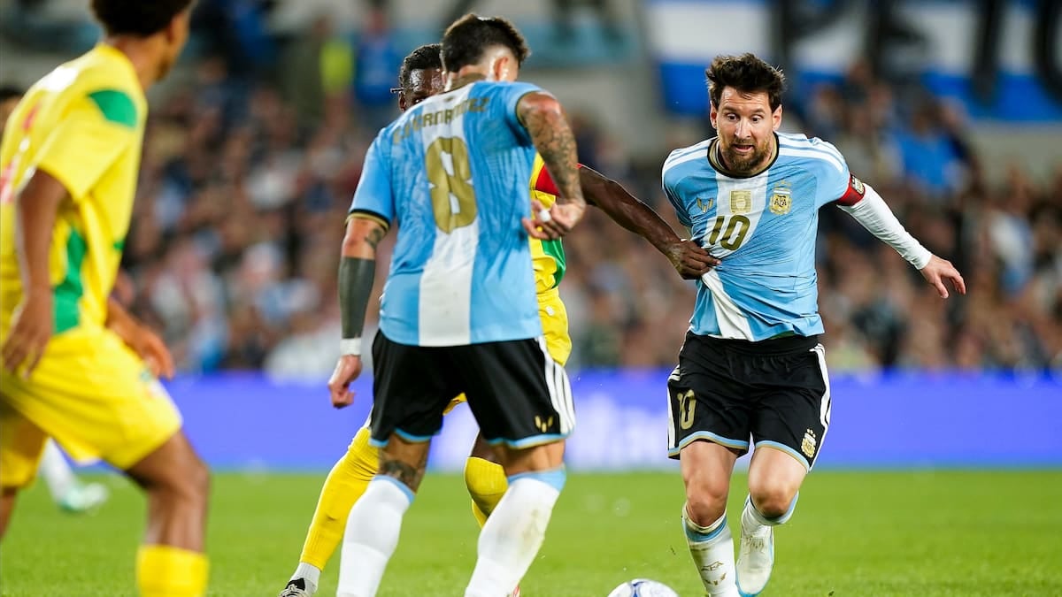 Messi se despidió con una sonrisa, Otamendi le puso el gol y Argentina se fue al descanso ganando por la mínima