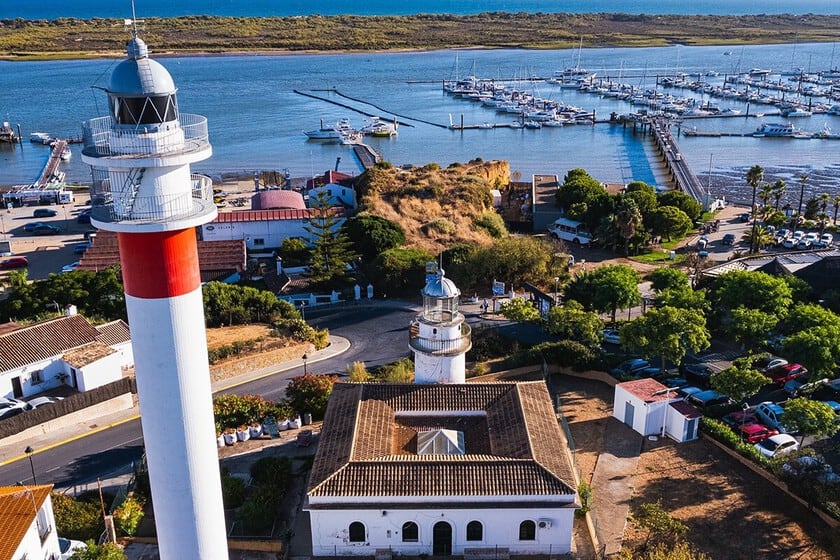 El Rompido: donde las coquinas se cruzan con la silueta de los faros y las dunas que avanzan sobre el Atlántico