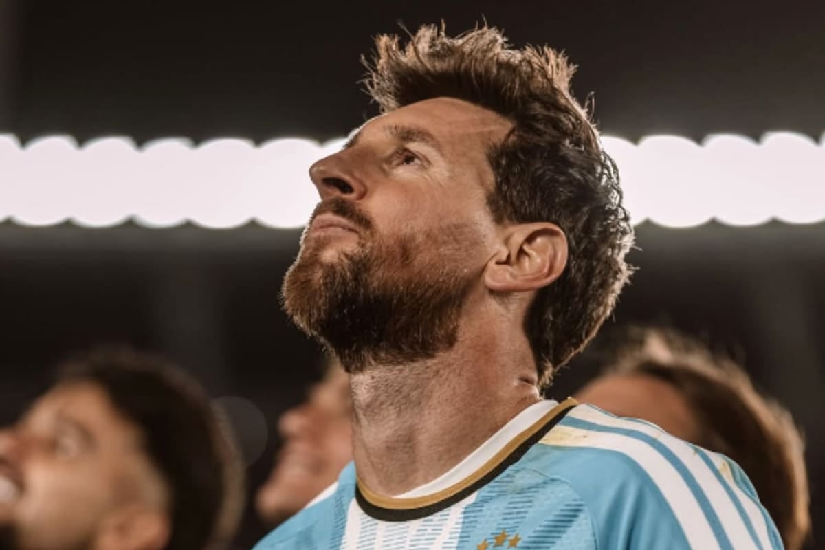 El Diez se saca la celeste y blanca y deja el Monumental con tres regalos
