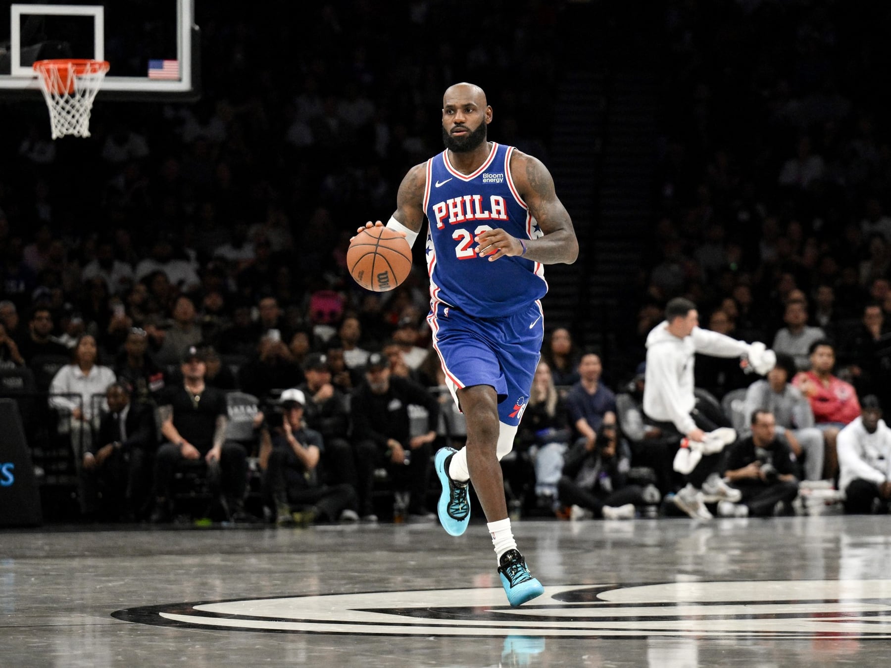 LeBron se puso la camiseta de los Sixers, jugó 18 minutos y alcanzó para perder en Brooklyn