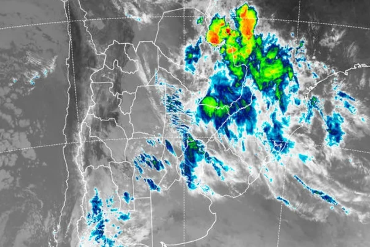 El fin de semana largo llega con agua, viento y un lunes que promete devolver la calma al cielo porteño