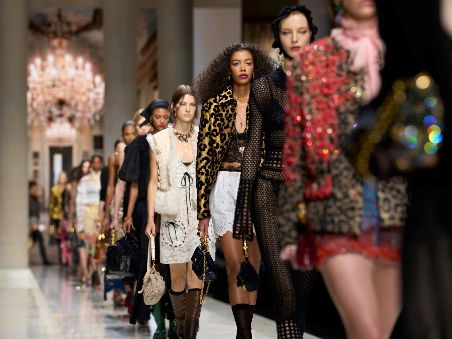 Milán cerró su semana de la moda con lentejuelas, transparencias y un pasado que vuelve a latir en cada pasarela
