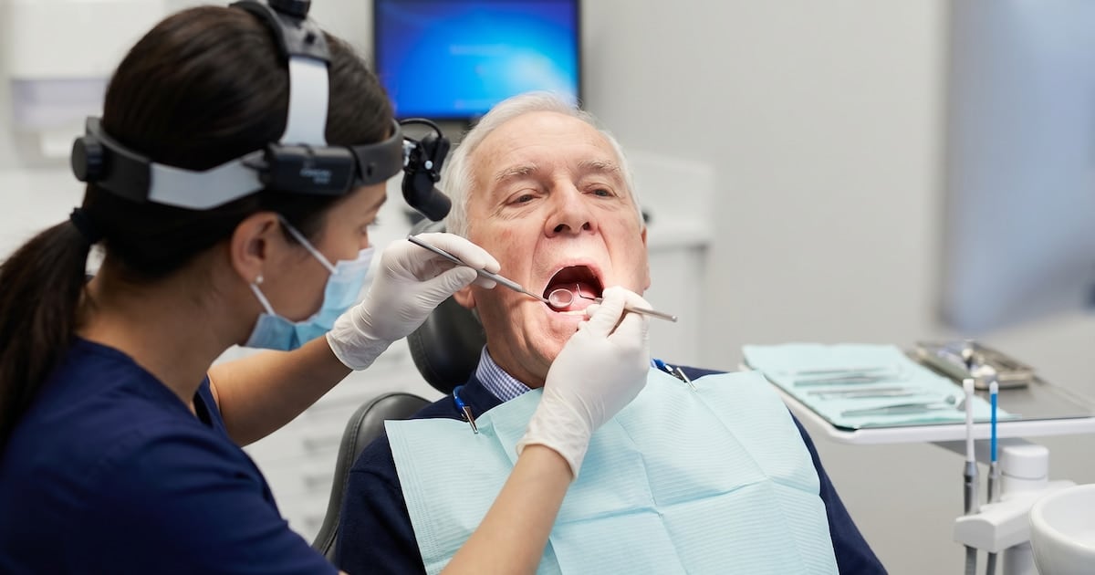 Cuando la boca avisa lo que el cuerpo está por recordar: dientes, encías y cabeza en la vejez
