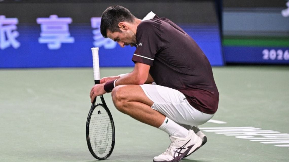 Djokovic se pinchó en Shanghái y ahora depende de un milagro en París