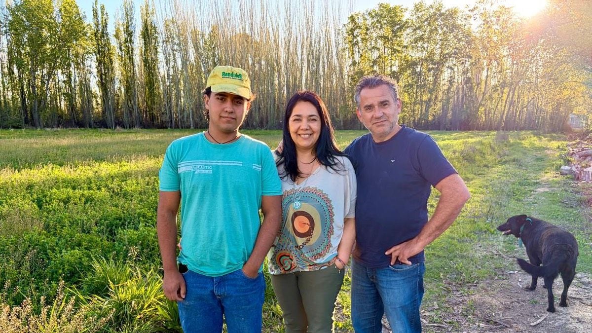 La herencia que se trabaja a diario: una pareja sostiene la chacra familiar con sueldos de oficina y proyectos a largo plazo