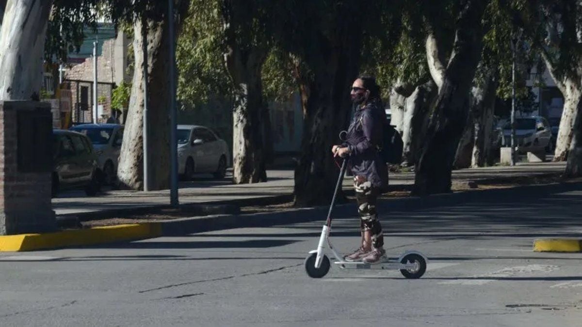 Neuquén sale a la calle con 100 monopatines públicos: la aventura de aprender a compartir la vereda antes del verano
