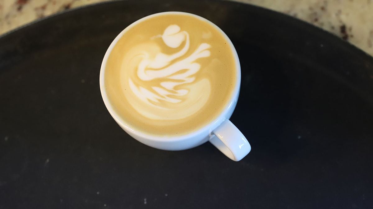 El recargo invisible: cuando pedir leche deslactosada en un café se vuelve un dolor de cabeza