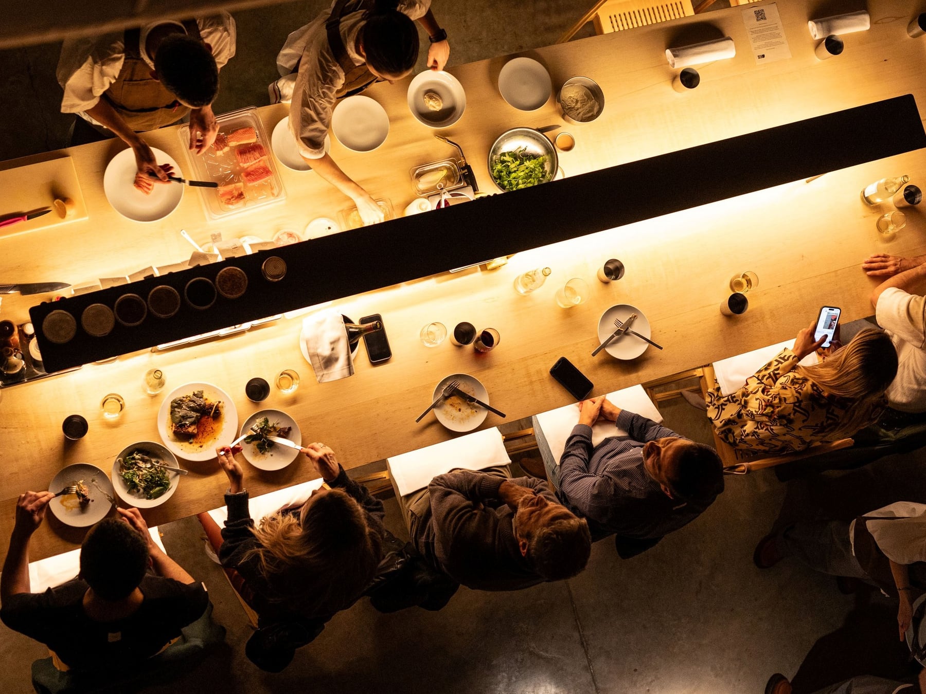 La mesa se achica: los porteños comen menos, comparten más y le sacan foto a todo