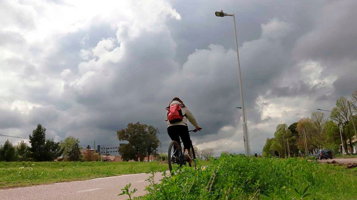 Una semana con el paraguas a mano: Neuquén se prepara para cinco días de cielo cerrado y tormentas el domingo
