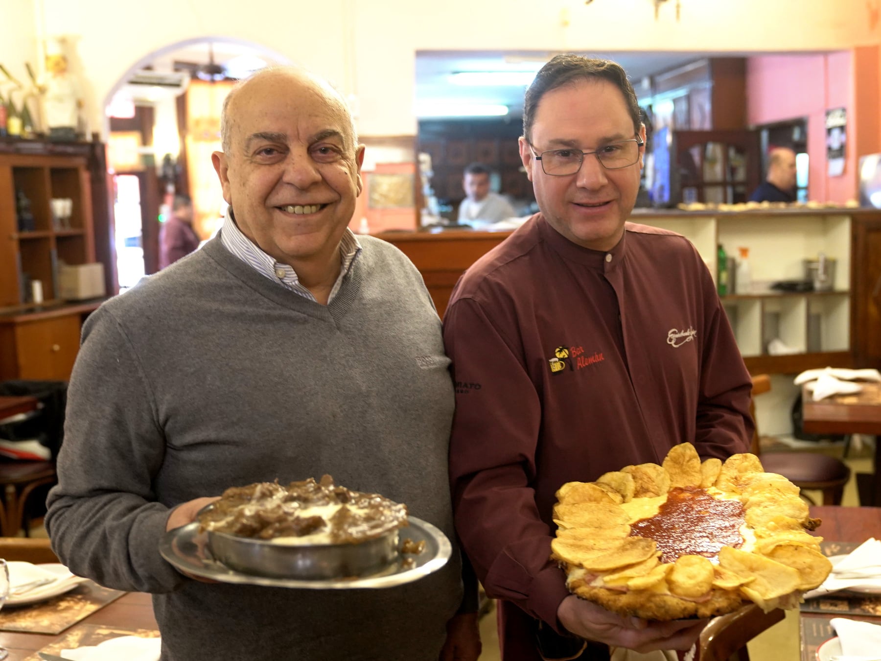 Las palmeras que vieron nacer a Villa Devoto: 118 años del Bar Alemán y su milanesa para cuatro