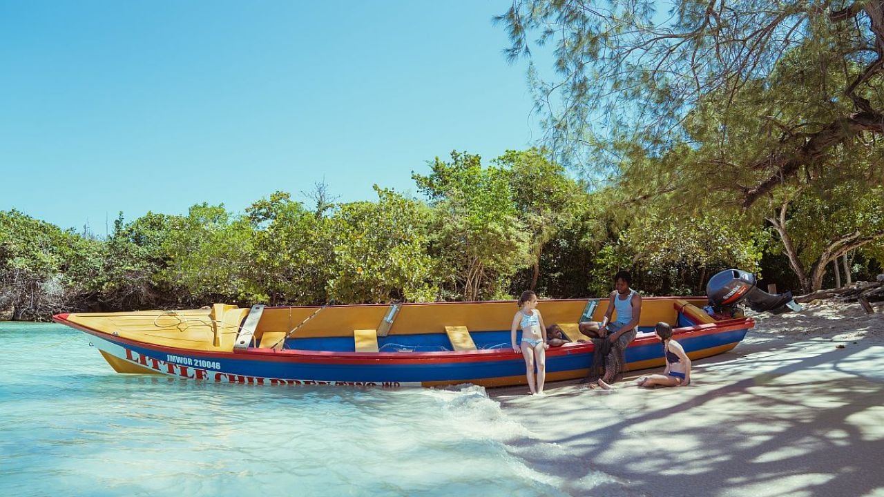 Jamaica abre sus puertas al viajero argentino con selvas, montañas y un mar que todavía se niega al sargazo