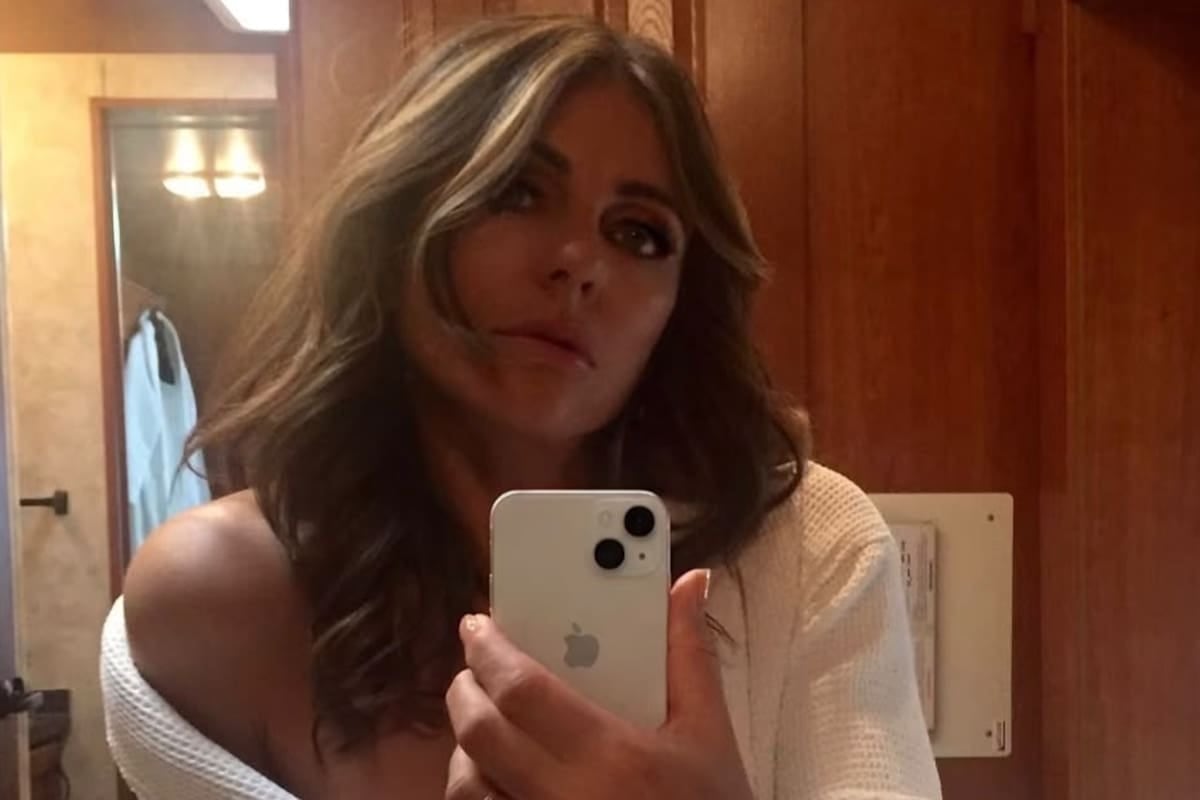 El primer día de Bev Fisher: Elizabeth Hurley volvió al set de The Burbs con una flor en el camarín y un anillo que dio que hablar