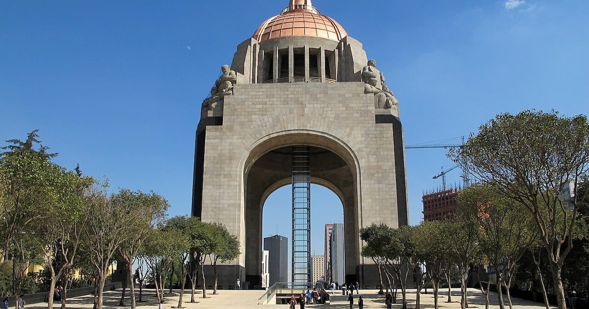 El coloso de acero que corona Plaza de la República y le disputa al cielo el título de arco triunfal más alto del planeta