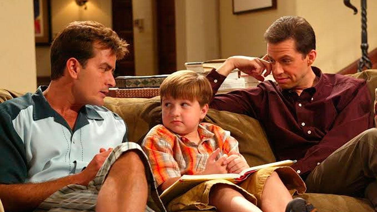 El galpón de las ofertas millonarias: la vez que Hugh Grant casi se sube al escenario de Dos hombres y medio