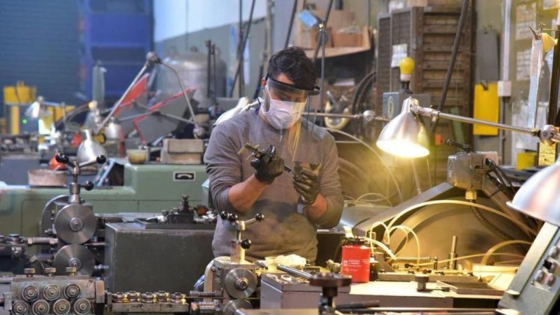 La industria trabajó al 58,5% de su capacidad en agosto y la informalidad gana terreno entre los trabajadores que el sector ya no absorbe
