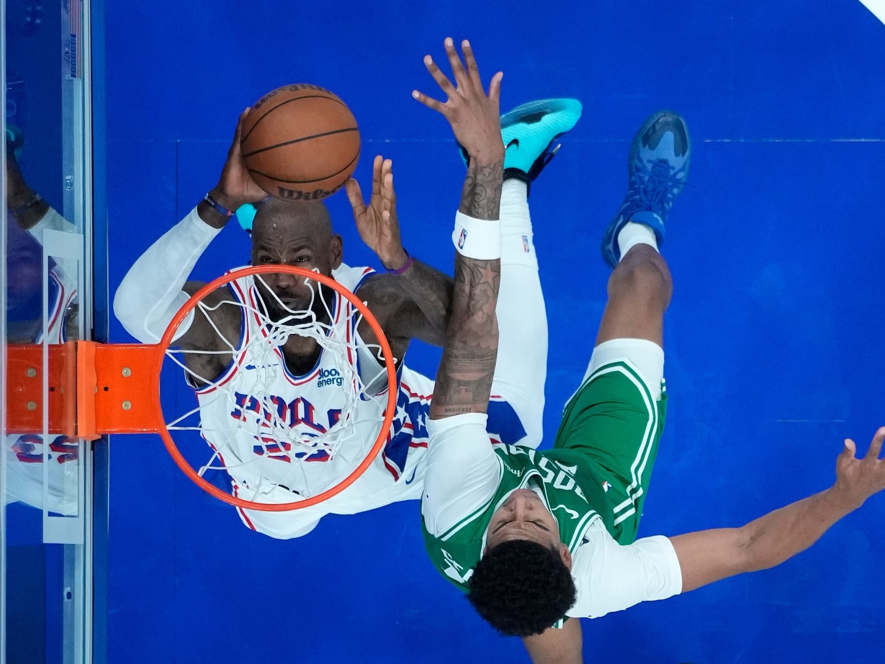LeBron jugó en casa con Philadelphia y ya hizo volar el Arena con una volcada a lo bestia