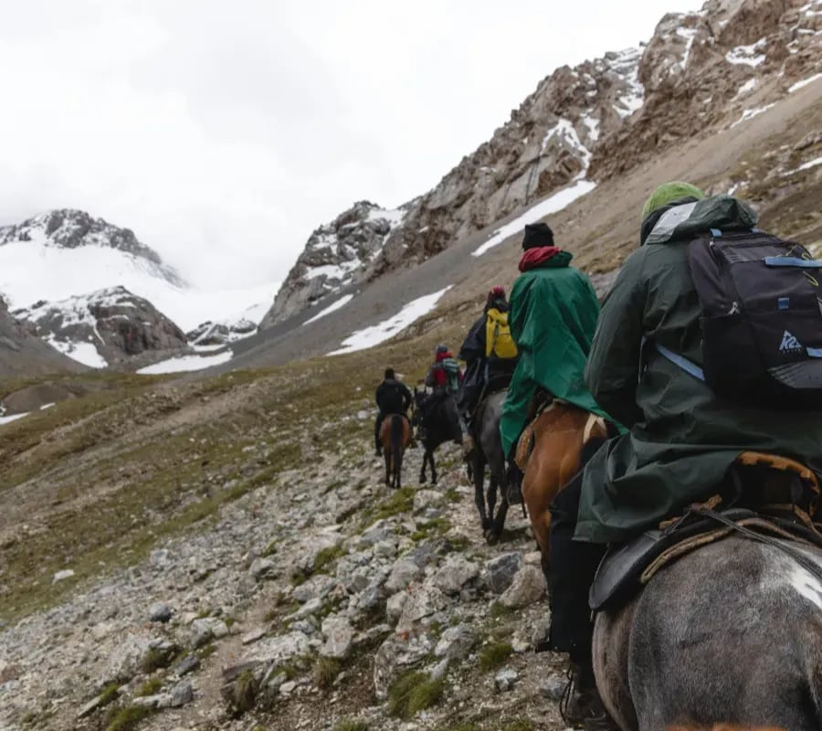 La Vega, el rincón neuquino donde la familia Garrafa revive una tradición a caballo con los Copahue como horizonte