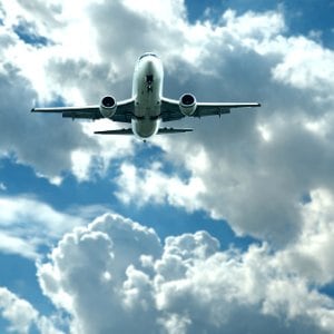 Volar desde Argentina: el 37% del pasaje se va en impuestos y la región lo mira de afuera