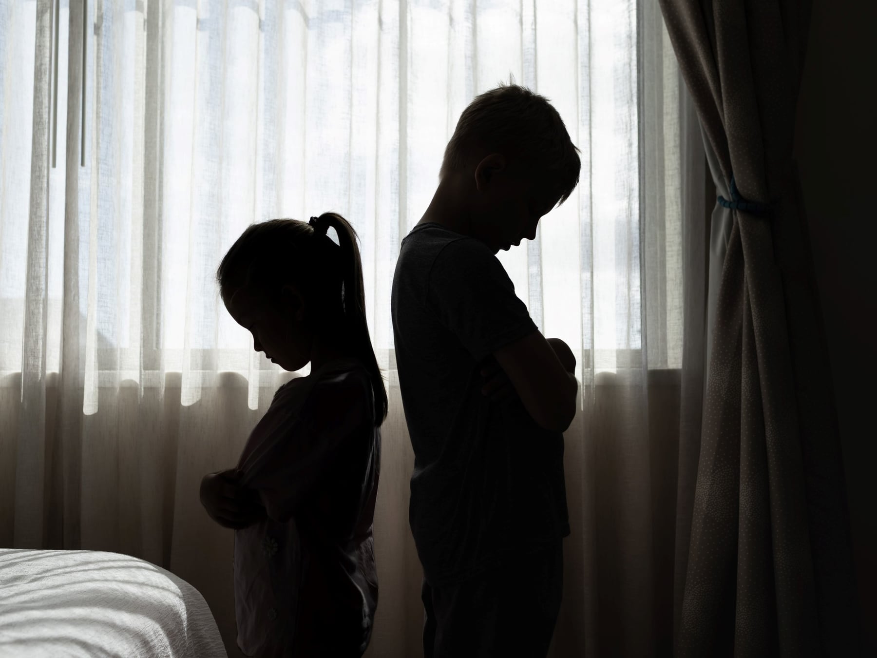 Dos hermanos, una casa y dos infancias que no siempre coinciden