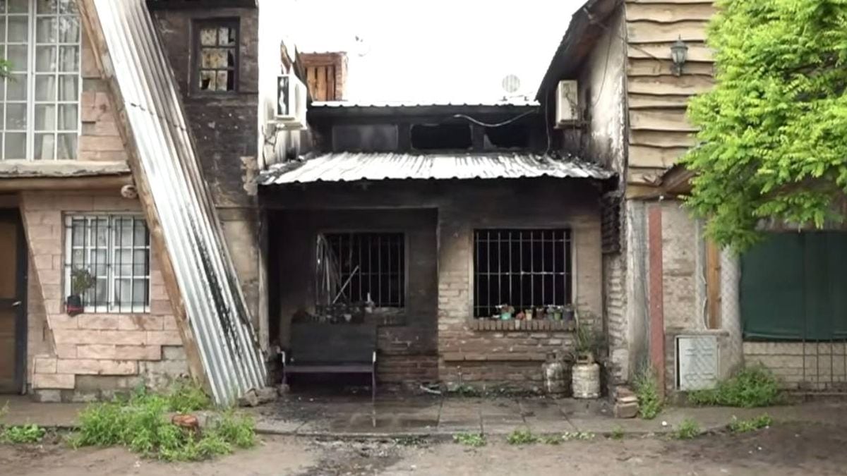 Una familia escapó de un incendio en La Sirena y perdió toda la planta baja de su casa