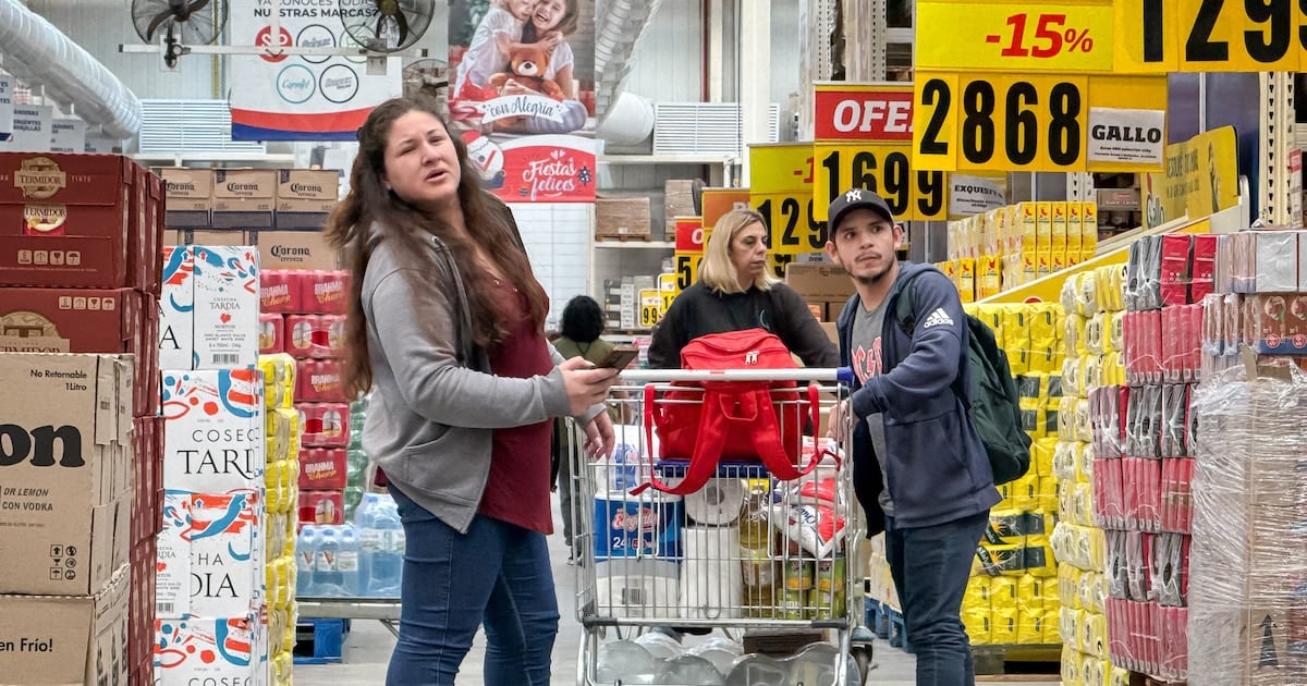 El consumo real retrocedió en el comercio minorista durante agosto