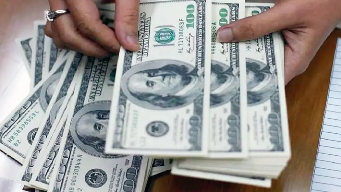 El dólar oficial marcó un nuevo máximo y reduciendo la brecha con el blue