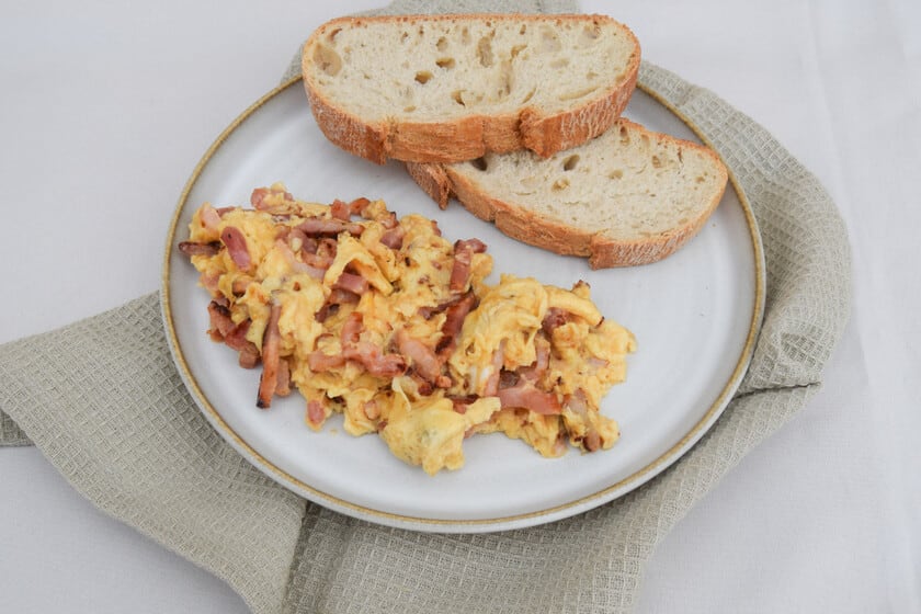 Huevos revueltos con bacon: cómo lograr una textura cremosa sin resignarse a la sartén