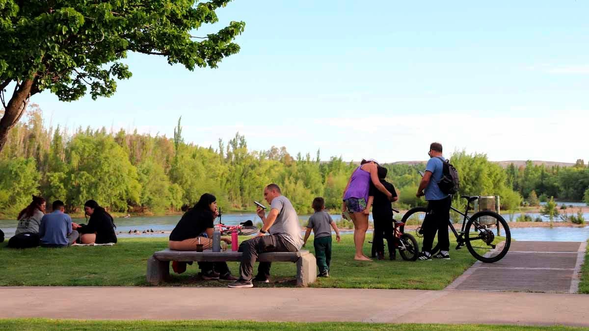 Una tarde junto al Limay: el sol convocó a los vecinos al Paseo Costero